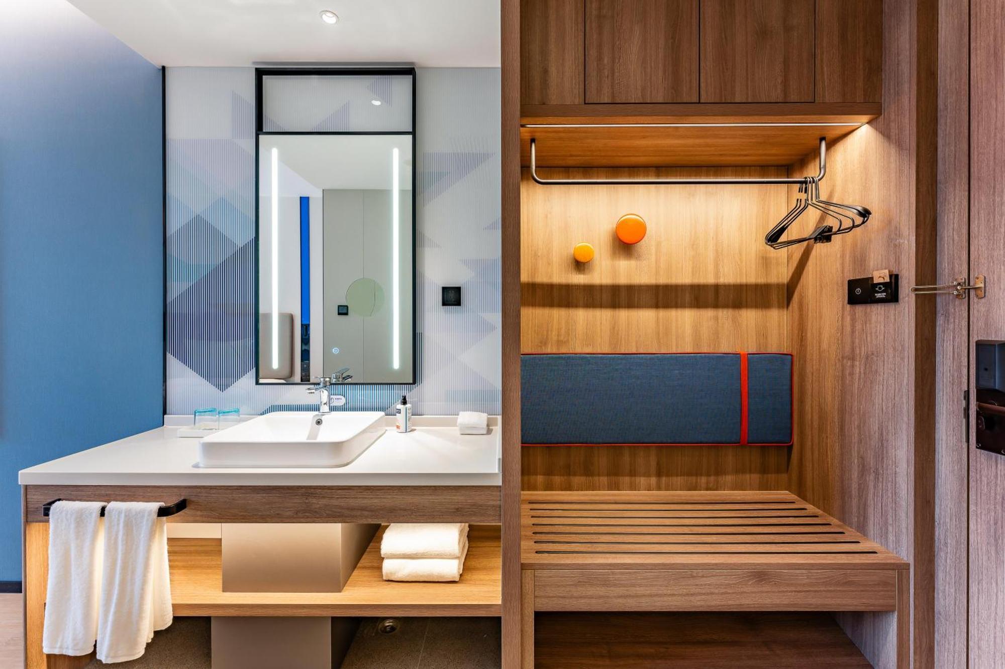 Holiday Inn Express Shanghai Jing'An Temple By Ihg ภายนอก รูปภาพ